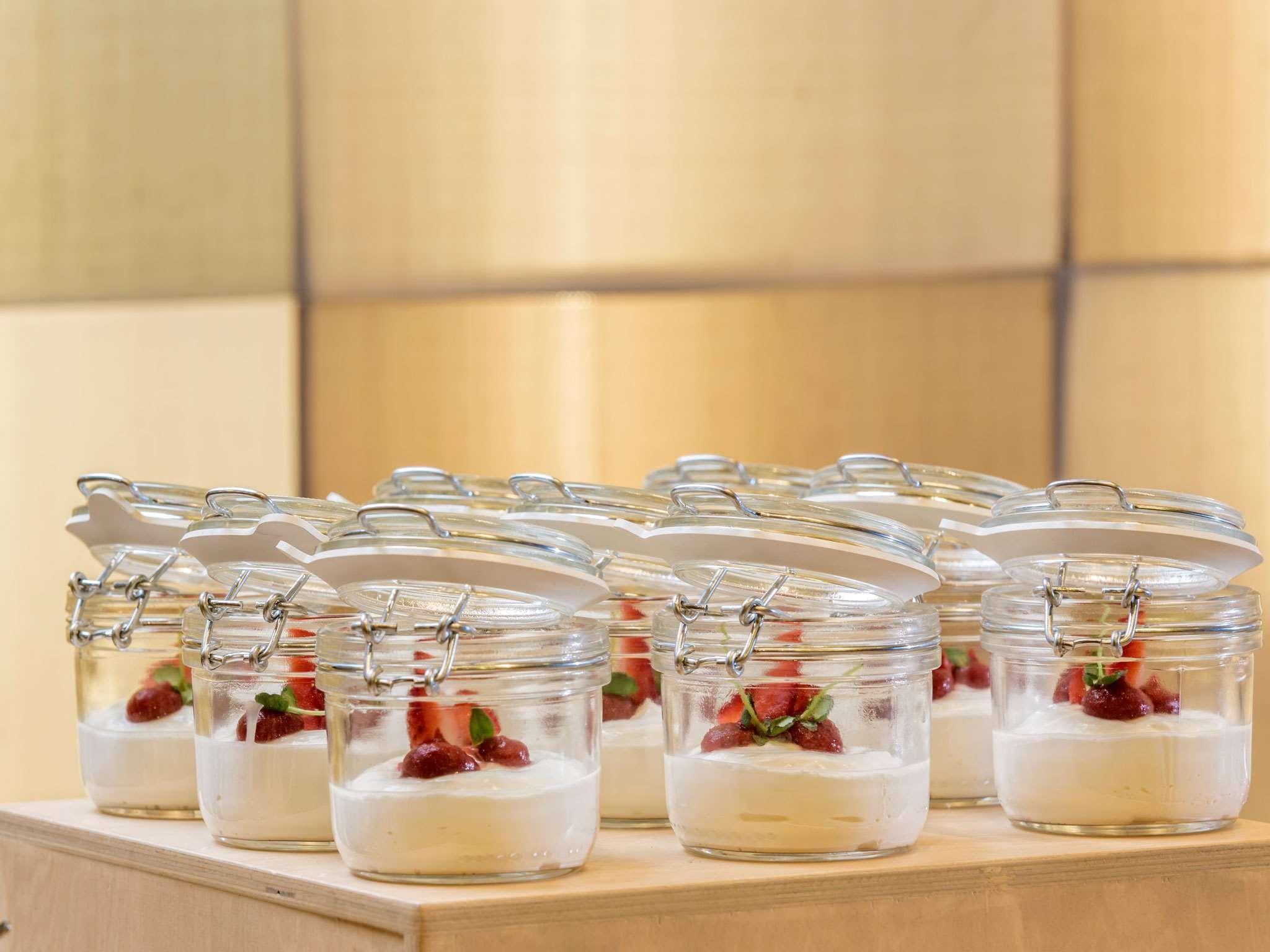 Radisson Blu Park Hotel Атина Екстериор снимка Weck glass jars
