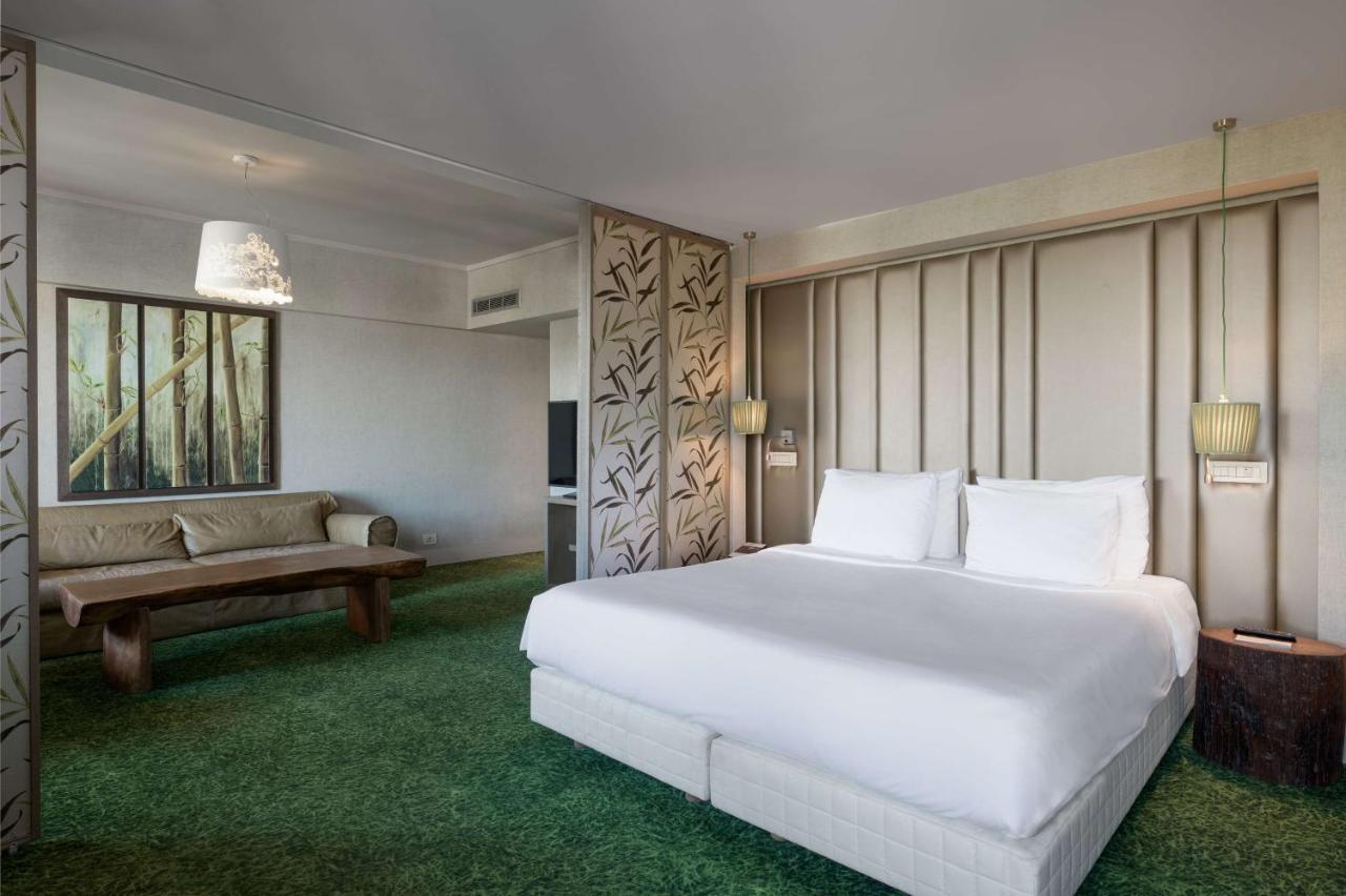 Radisson Blu Park Hotel Атина Екстериор снимка A room at the hotel