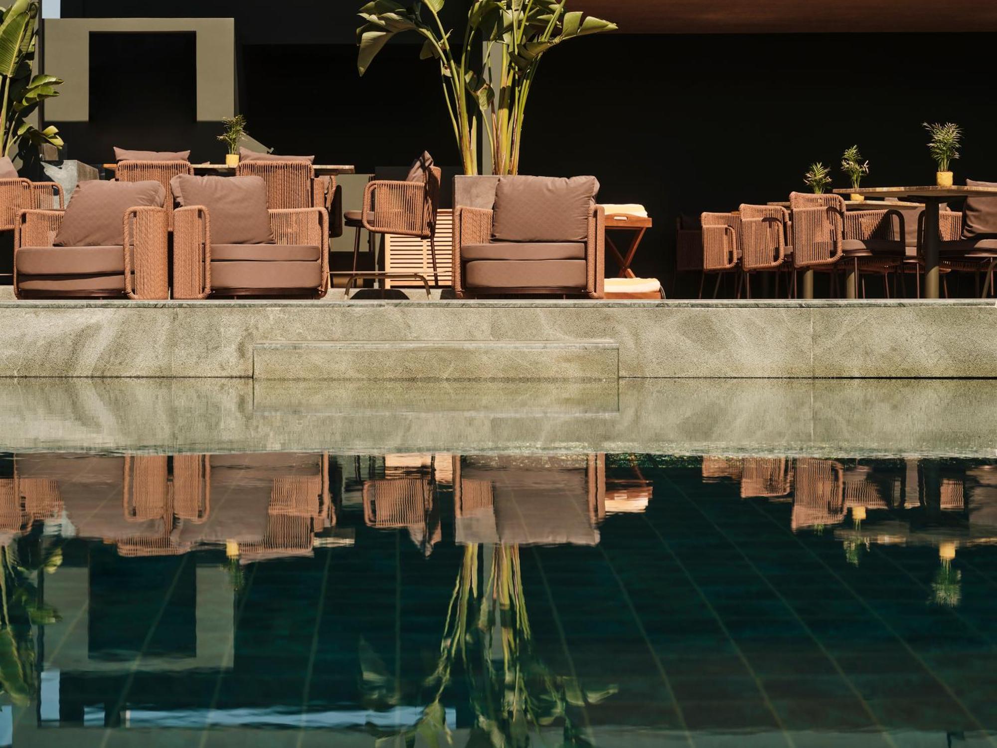 Radisson Blu Park Hotel Атина Екстериор снимка The pool at the hotel